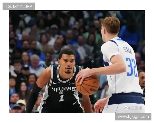 奋勇争先卡斯尔拼尽全力封盖八村失衡重摔后艰难起身返回更衣室